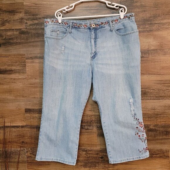 Vanilla Star Jeans Plus Sz 24 Capri Hi Rise Ripped Floral Embroidered Light Wash - Picture 1 of 10